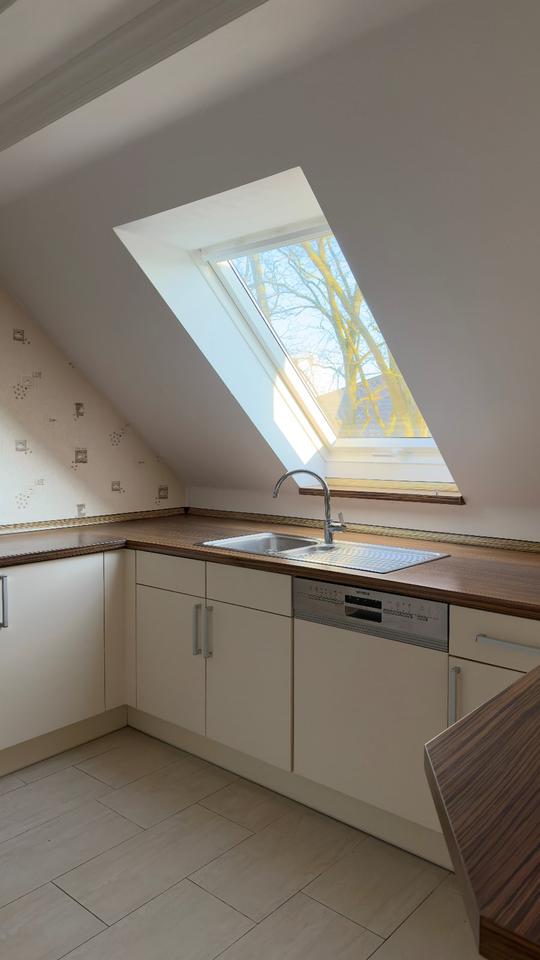 Thumbnail-Große helle 4-Zimmer-DG-Wohnung (120 m²) mit Balkon in Gütersloh