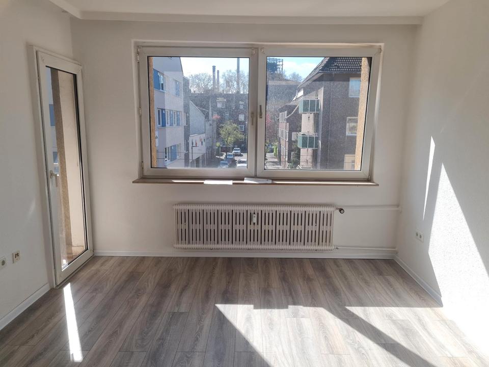 Thumbnail-Renovierte 4-Zimmer-Wohnung mit Balkon zu vermieten!