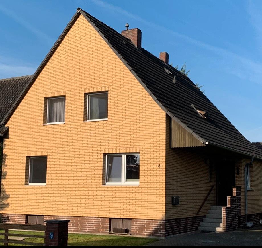 Thumbnail-Ein-Zweifamilienhaus mit Wintergarten, 2 Garagen und Stallgebäude
