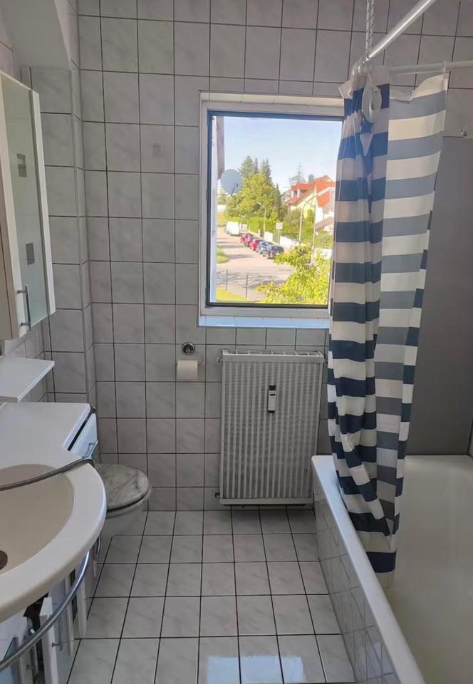 Thumbnail-Ein möbliertes Zimmer in einer 4-Zimmer-Wohnung