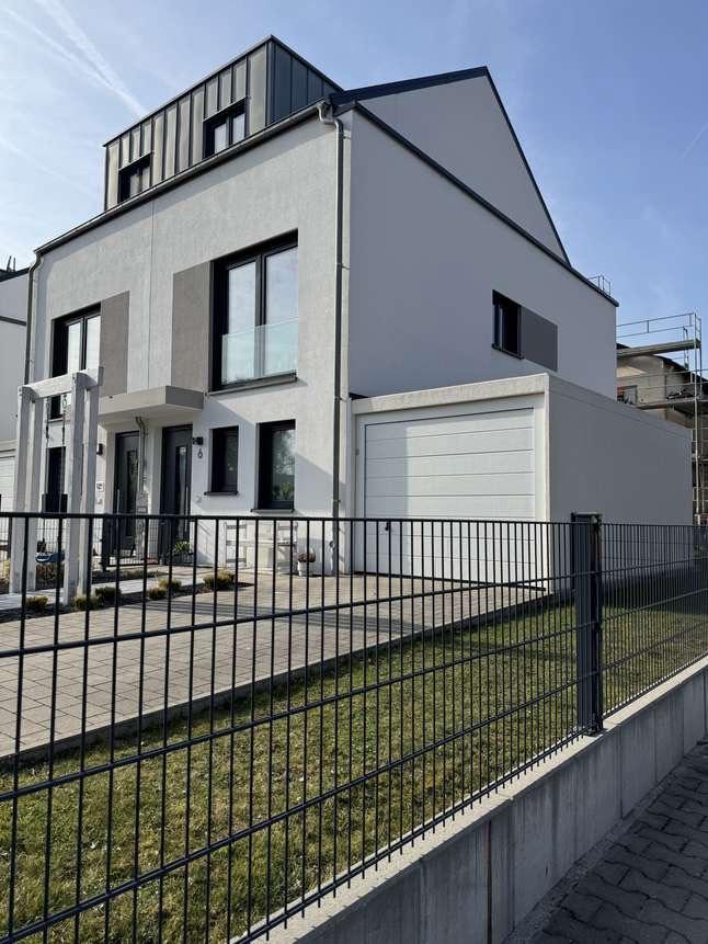 Thumbnail-Exklusive Doppelhaushälfte mit Eckgrundstück in Nieder-Erlenbach