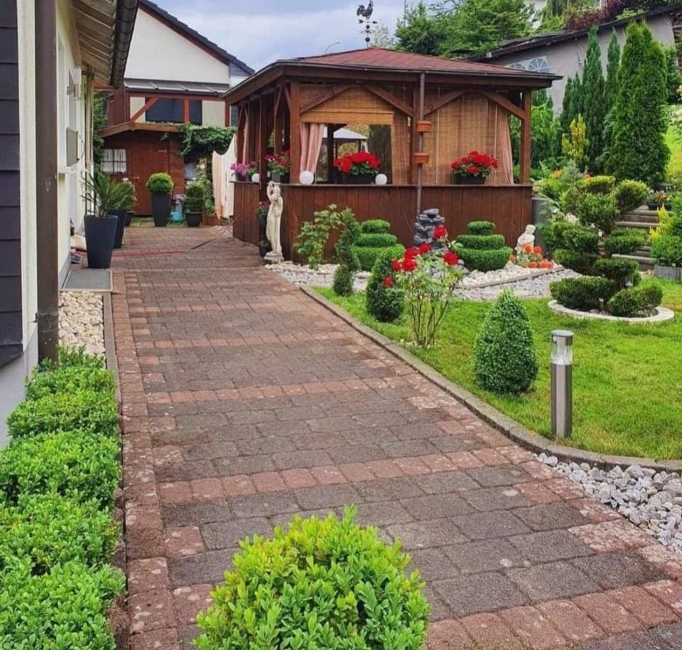 Thumbnail-Großes Einfamilienhaus mit Einliegerwohnung in ruhiger Lage