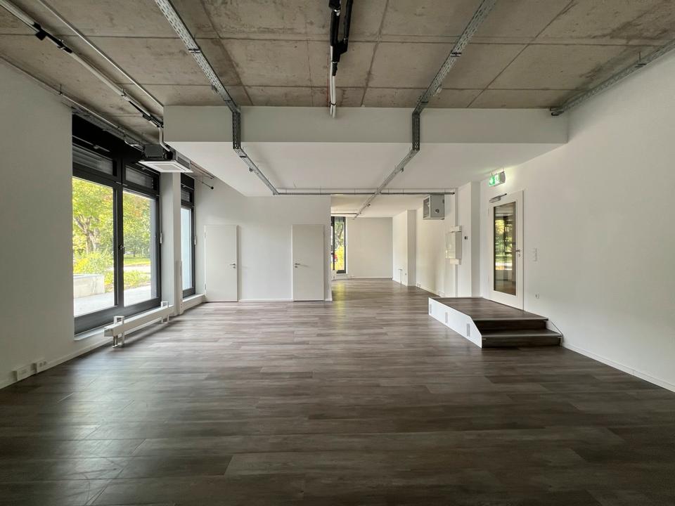 Thumbnail-Neubau Gewerberaum 3 E-Stellplätze Wallbox Büro Praxis Studios