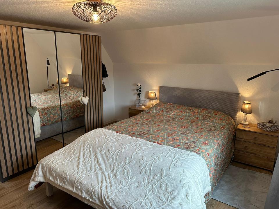 Thumbnail-BESCHENDORF! Stilvoll modernisierte 3- Zimmer- Dachgeschosswohnung in ruhiger Lage zu vermieten