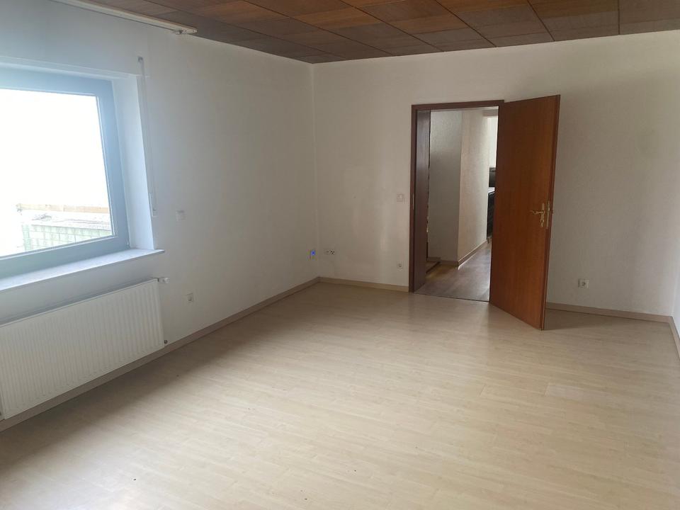 Thumbnail-Mietwohnung 6 Zimmer, Küche Bad, Balkon, Gartenanteil