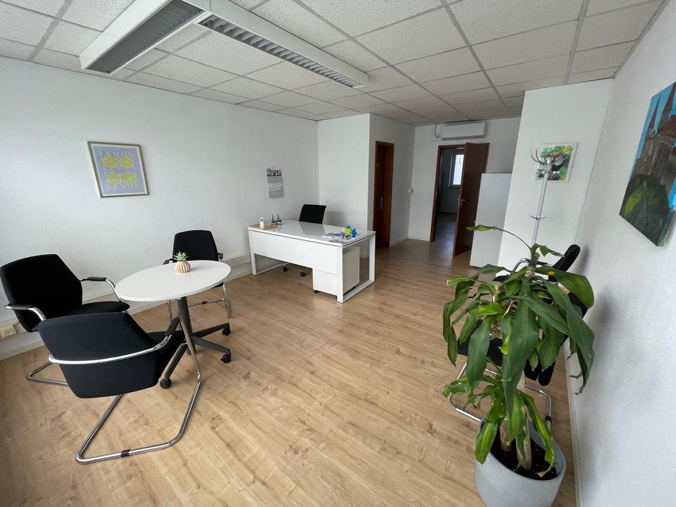 Thumbnail-Top Lage! Büro-Praxisfläche mit großer Schaufensterfront, 2Parkp