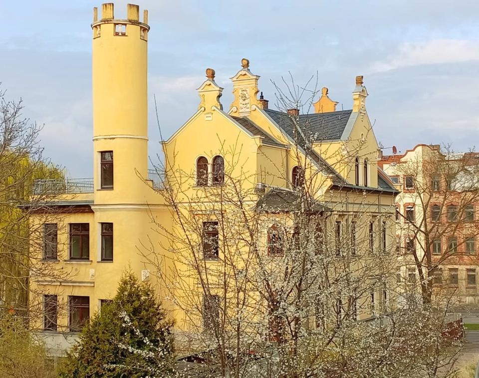 Thumbnail-Mehrfamilienhaus mit Turm & Aufteilungspotenzial - provisionsfrei