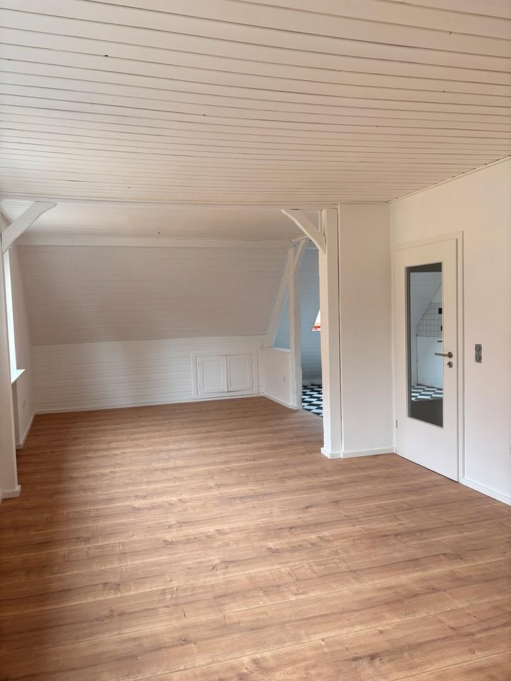 Thumbnail-Schicke Wohnung 85m2 3 ZKB im 2.OG frisch renoviert