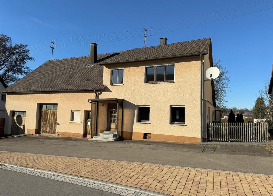 Thumbnail-Einfamilienhaus mit grosse Grundstück in Tuningen