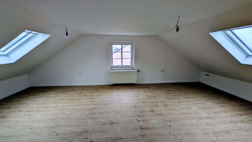 Thumbnail-Helle 2 Zi Dachgeschosswohnung in ruhiger Lage in Feuchtwangen