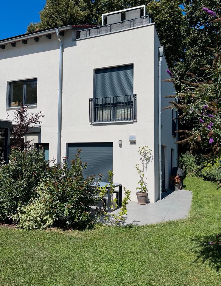 Thumbnail-Modernes Stadthaus mit Dachterasse und umlaufenden Garten