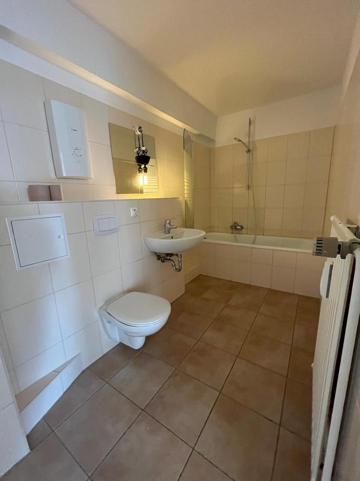 Thumbnail-23758 OldenburgHolstein - vorne Fußgängerzone - hinten Parkplatz