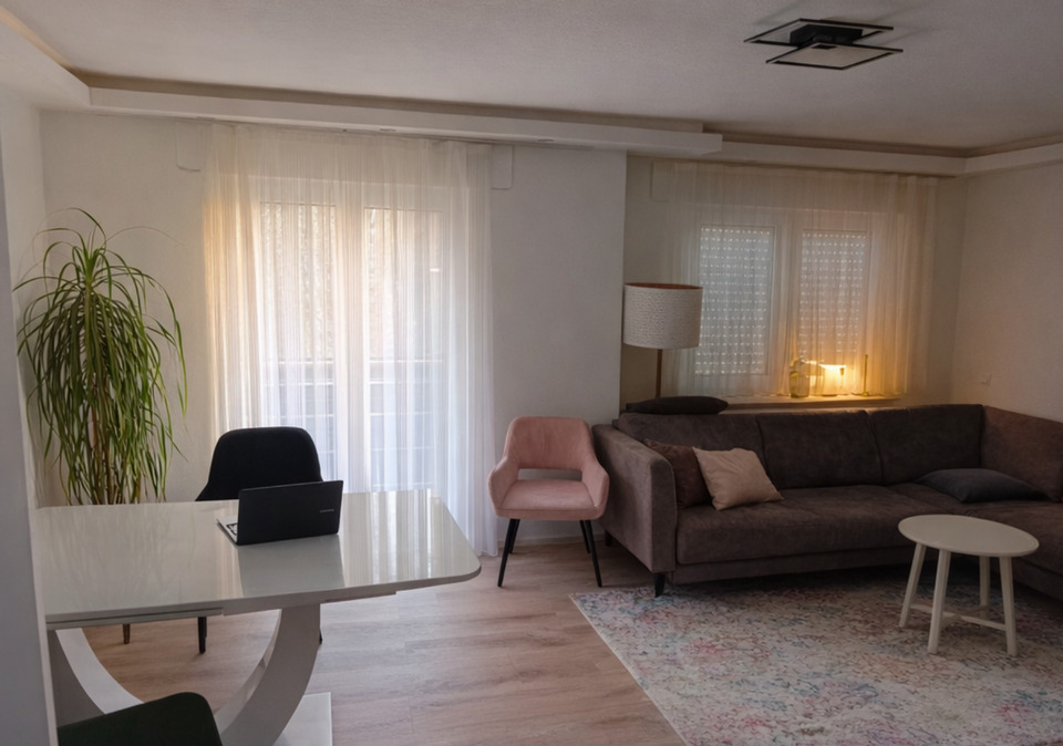 Thumbnail-Hochwertig sanierte 3-Zi.-Wohnung mit Balkon & Riesen-Garten