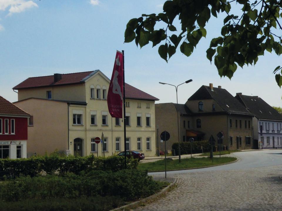 Thumbnail-2,5 Raum DG-Wohnung direkt gegenüber Mirower Schlossinsel