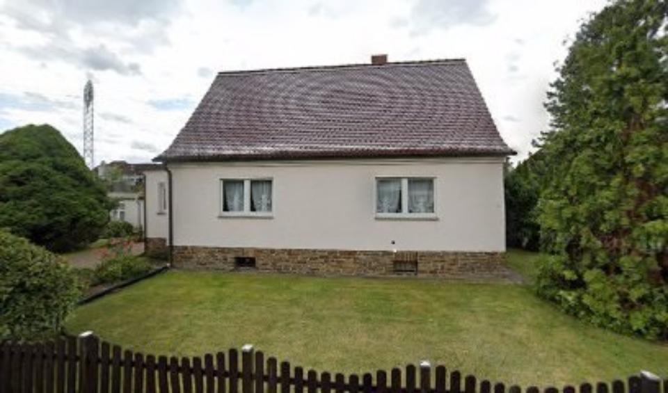 Thumbnail-Einfamilienhaus mit großen Garten und Garagen