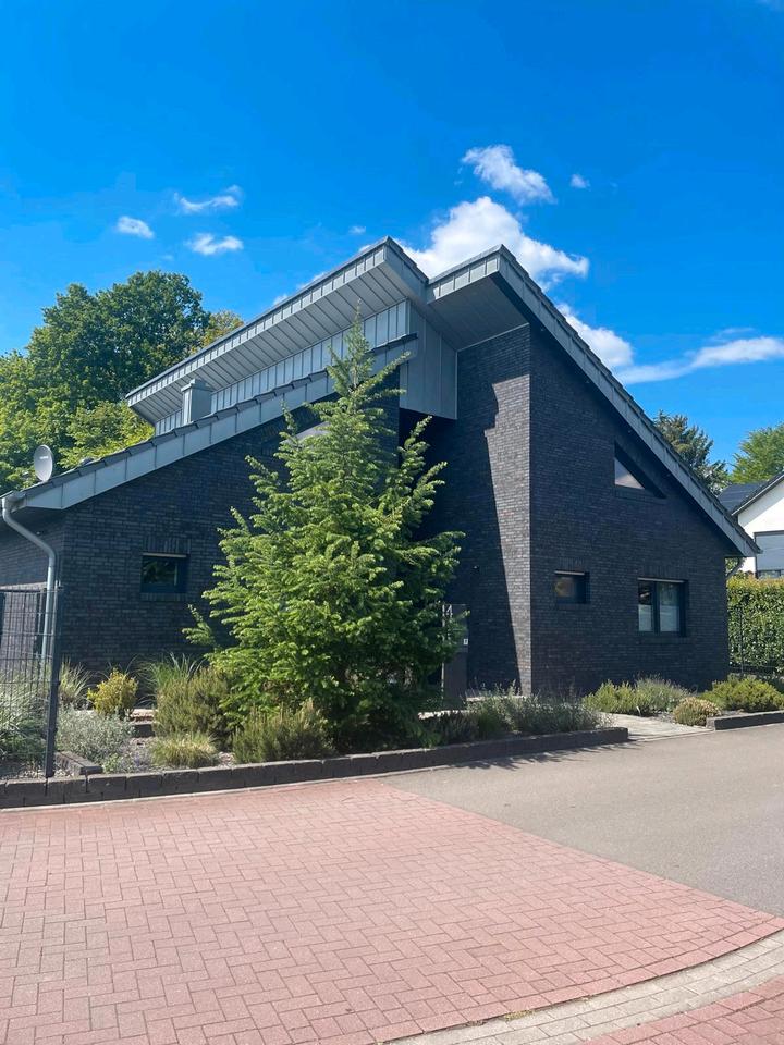 Thumbnail-Modernes Einfamilienhaus mit stilvoller Klinkerfassade .