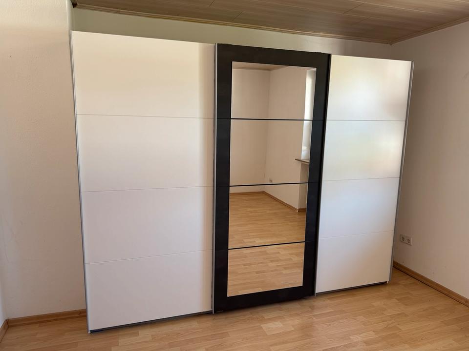 Thumbnail-Schöne drei Zimmer Wohnung mit Balkon und Küche und Bad