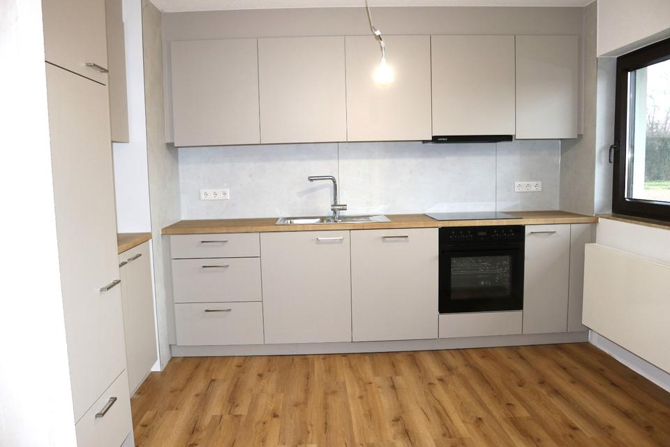 Thumbnail-Schöne, großzügige 4 12-Zimmer-Mietwohnung in Heuchelheim mit Einbauküche u. Balkon, Ortsrandlage