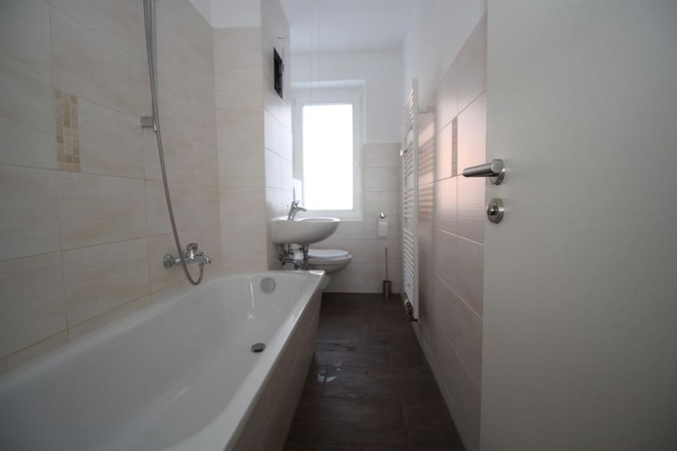 Thumbnail-NEU RENOVIERT! **3-Zimmer-Wohnung mit neu saniertem Badezimmer im 1. OG zu vermieten**