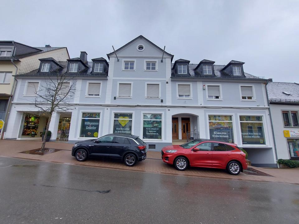 Thumbnail-THALFANG : Hochwertige Wohnung ( ca. 152 m² ) mit Einbauküche, Dachterrasse und Garten !