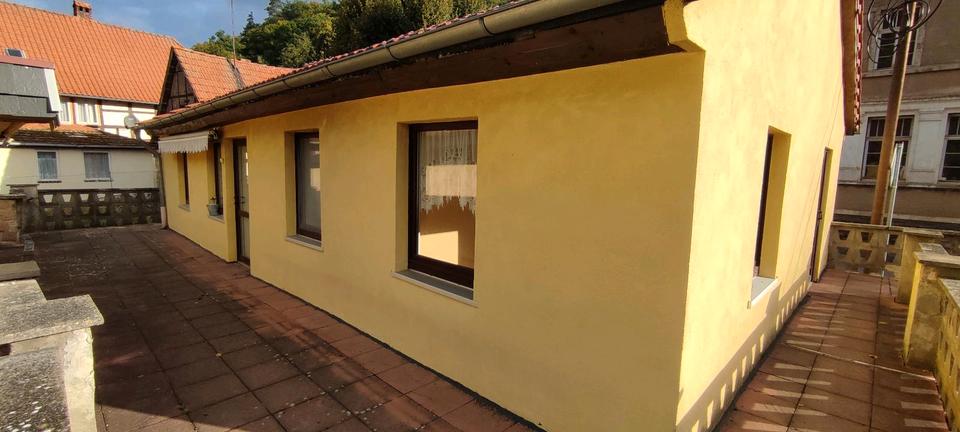 Thumbnail-Haus mit Garagen und großen Grundstück