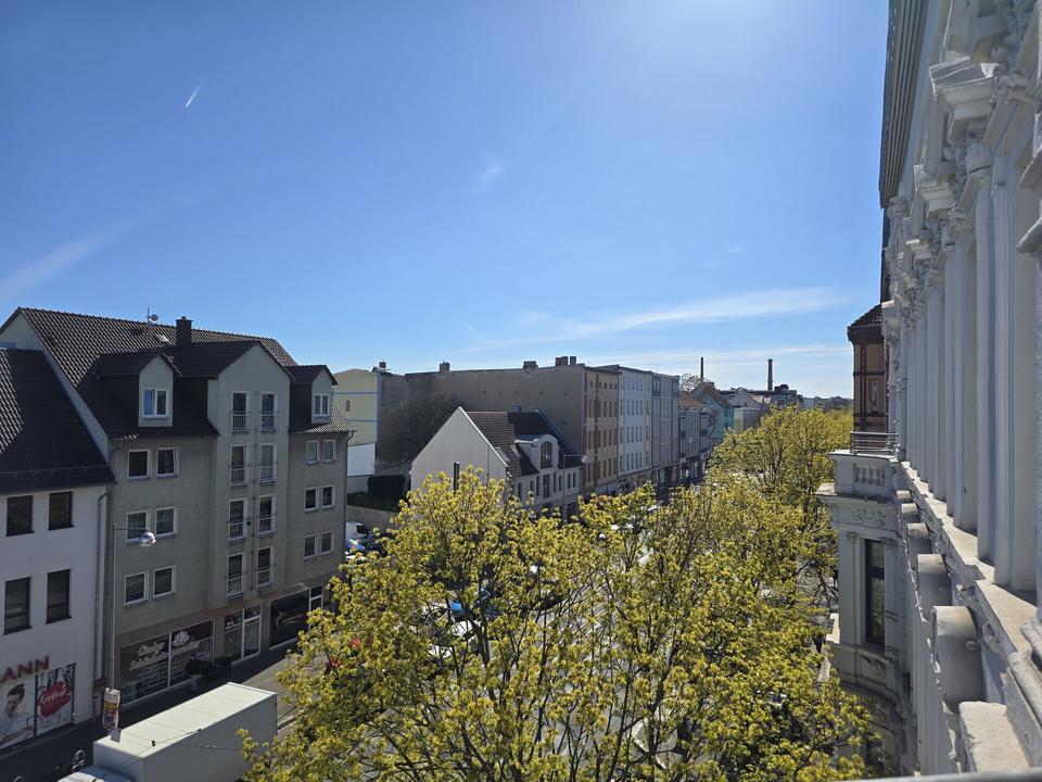 Thumbnail-Sanierte Altbauwohnung mit Flügeltüren und Balkon