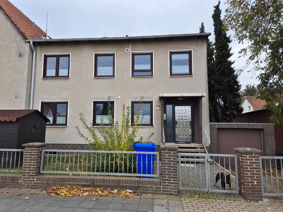 Thumbnail-Ein-Zweifamilienhaus mit Keller, Garage und Garten