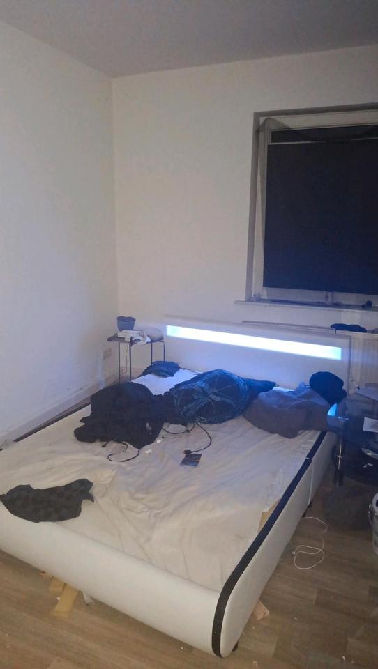 Thumbnail-searching roommate