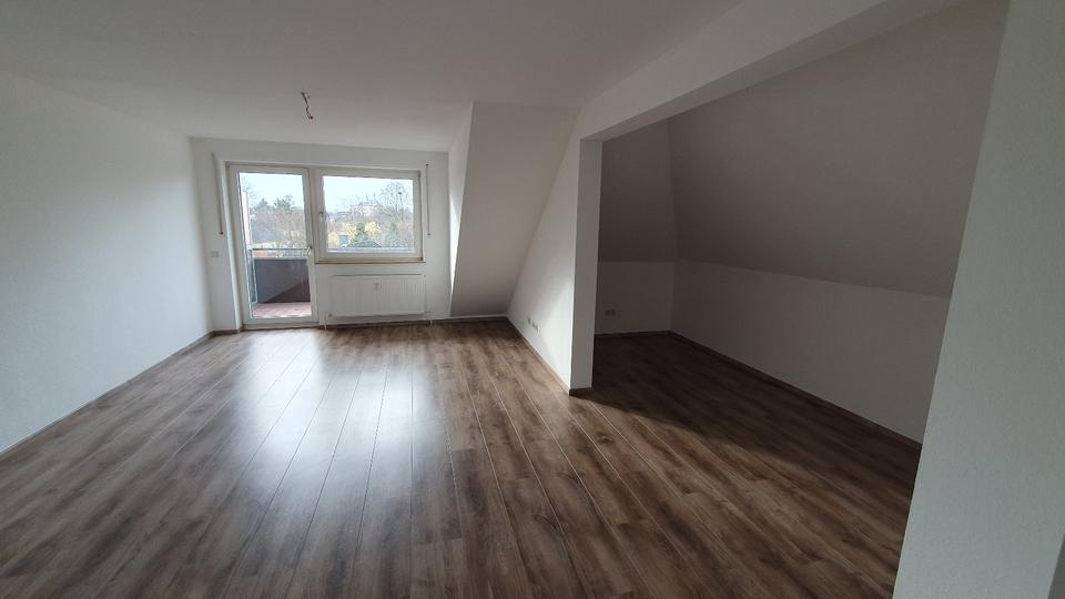 Thumbnail-Renovierte 1,5-Zimmer-DG-Wohnung mit großem Balkon und Garage