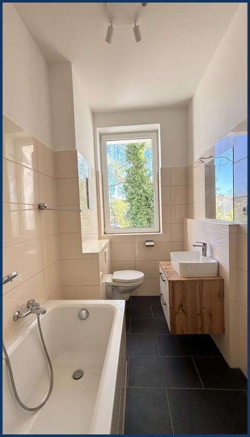 Thumbnail-Moderne Traumwohnung mit Design-Einbauküche, Badewanne & großen Fensterflächen - perfekt für Singles