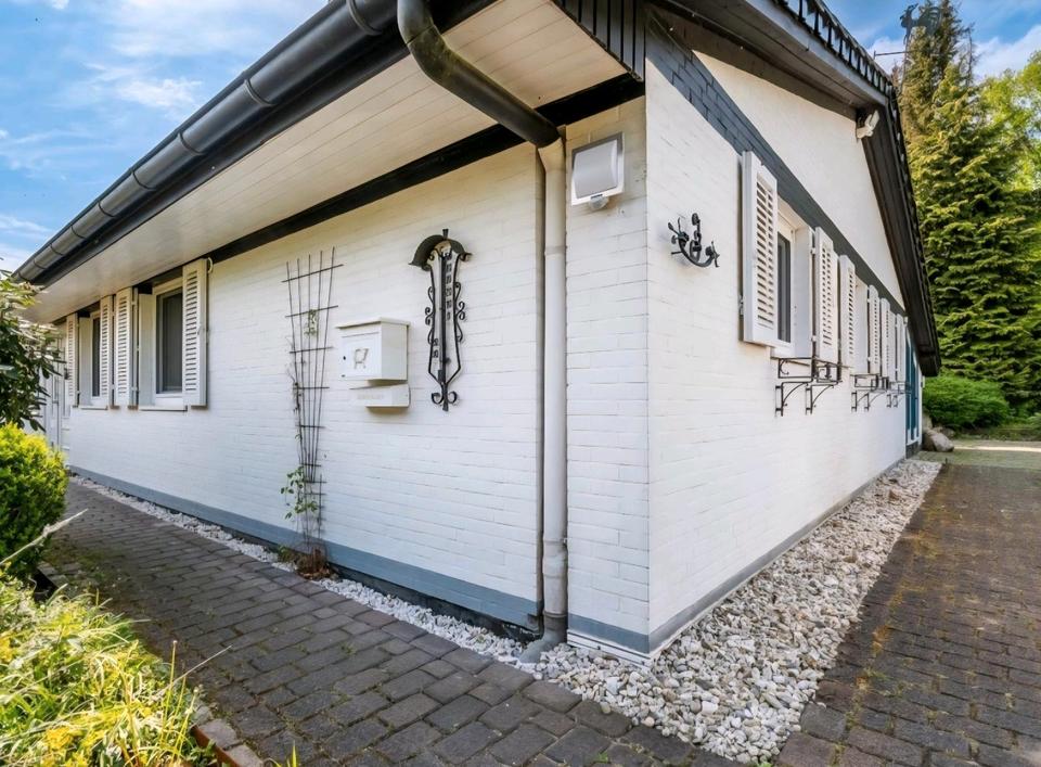 Thumbnail-Großer Bungalow mit wunderschönem Garten