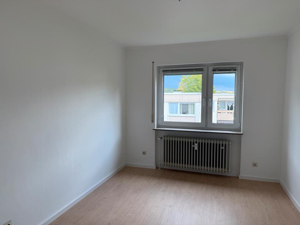 Thumbnail-Frisch renovierte 3-Zi.-Whg. mit 2 Balkonen in Birkach