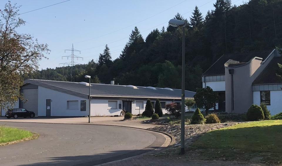 Thumbnail-Gewerbehalle und Zweifamilienhaus