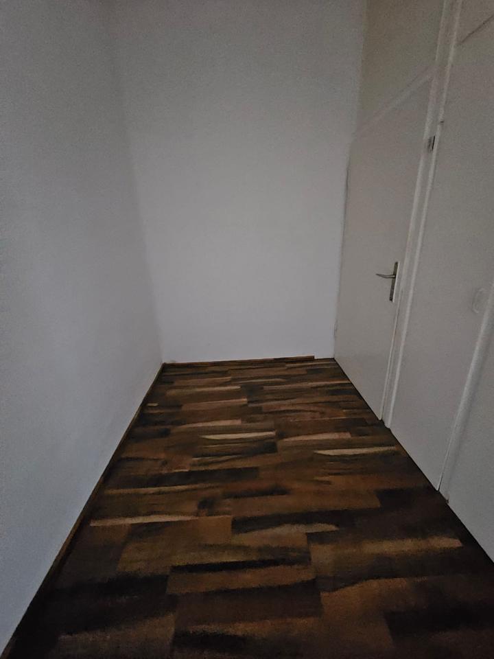 Thumbnail-Sehr schöne renovierte 2 Zimmer DG Wohnung zu vermieten