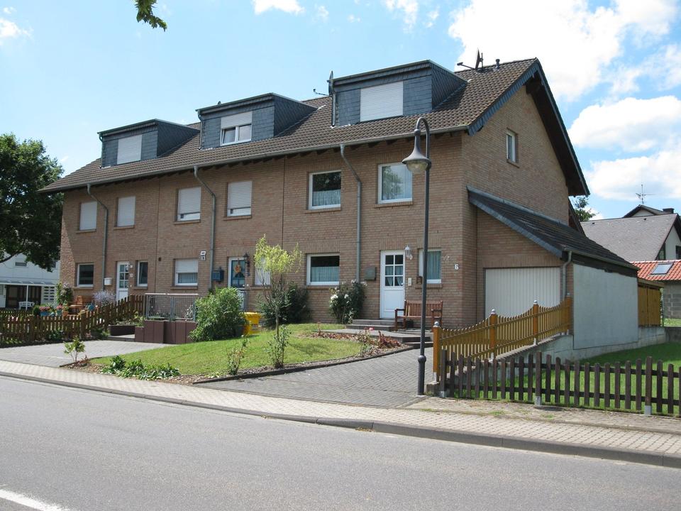 Thumbnail-Renoviertes Reihenendhaus mit Keller und Garage zu vermieten