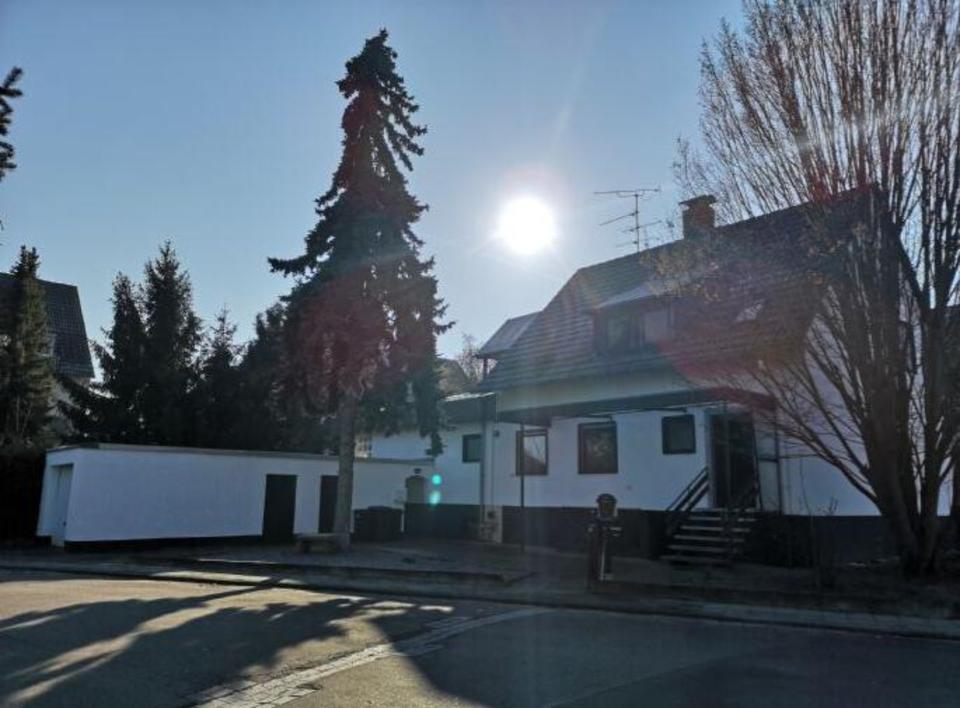 Thumbnail-Kernsanierte Dachwohnung mit 2ZKB, Abstellraum