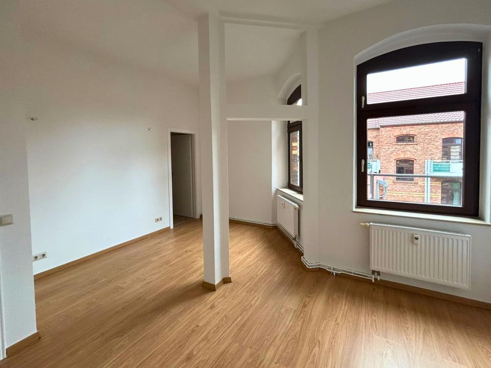 Thumbnail-2-Raum-Wohnung mit Balkon und halboffener Küche im 4. OG