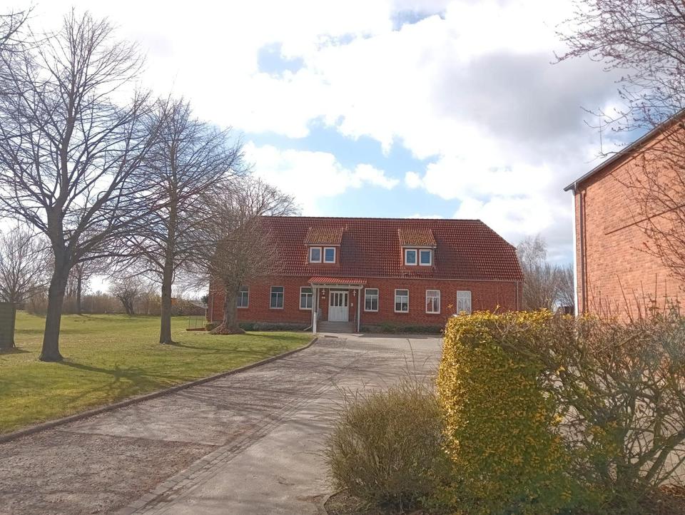 Thumbnail-Helle 2,5-Zimmer-Wohnung (DG) + PKW-Stellplatz in ruhiger Lage