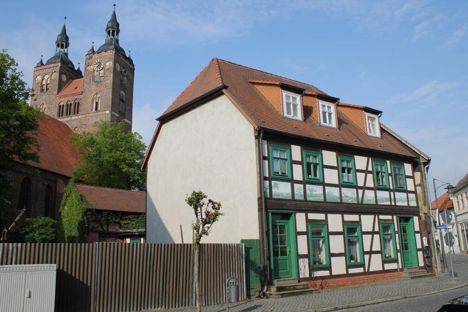 Thumbnail-Die sehr attraktive und teilmöblierte 2-Zimmer-Wohnung ist ausgestattet mit Küchen- und Badmöbel und befindet sich in einer schöner Lage im Stadtzentrum von Seehausen unweit des Alands im...