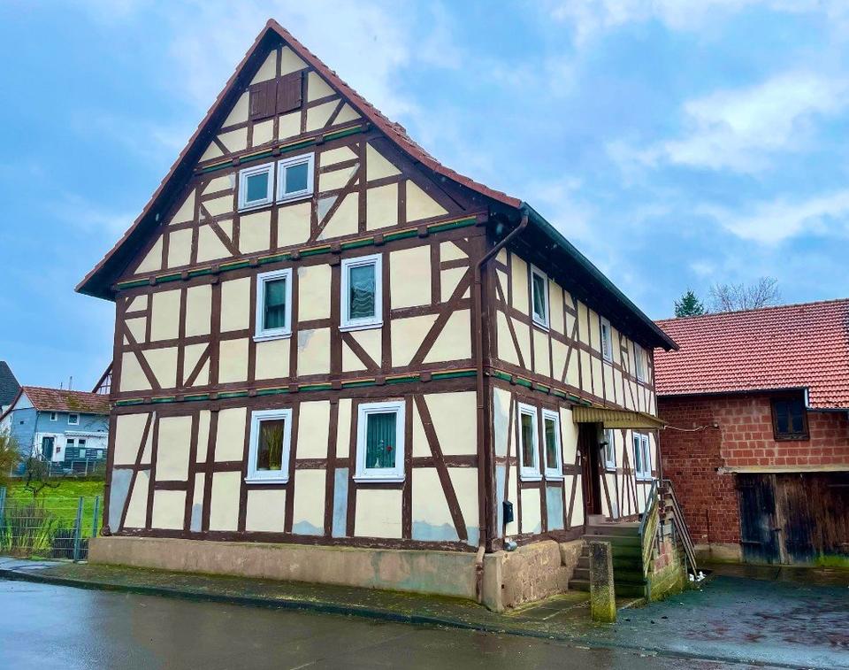 Thumbnail-Historisches Fachwerkgehöft mit großer Scheune und Nebengebäuden