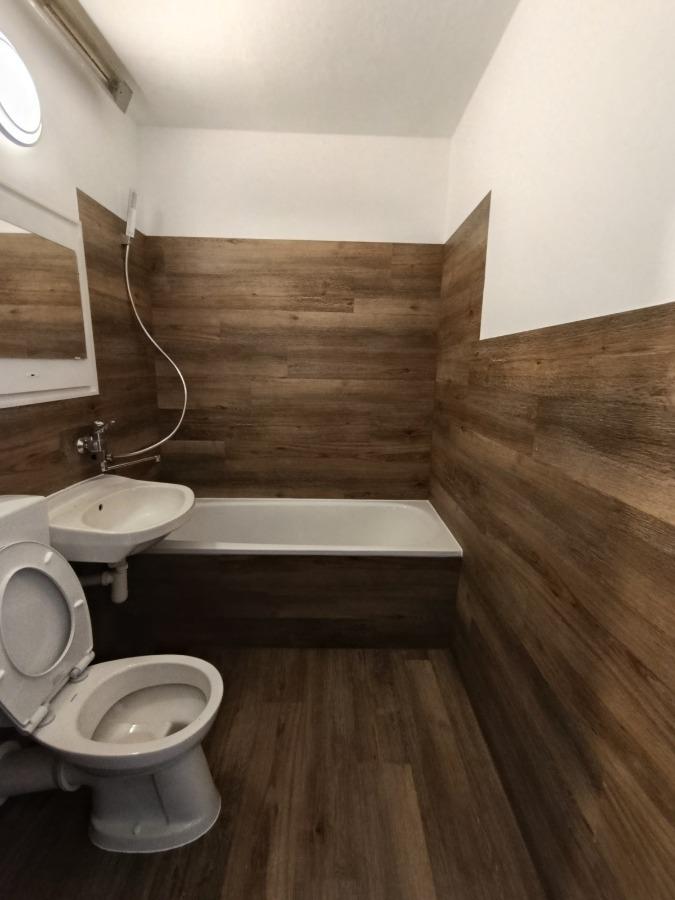 Thumbnail-Bad neu gestaltet bei für Sie neu renovierter Wohnung im 2.Obergeschoss