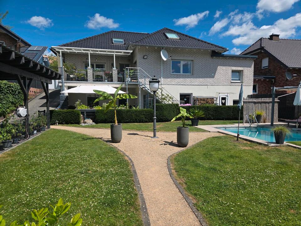 Thumbnail-Mehrgenerationen- oder Mehfamilienhaus mit Pool und Weitblick