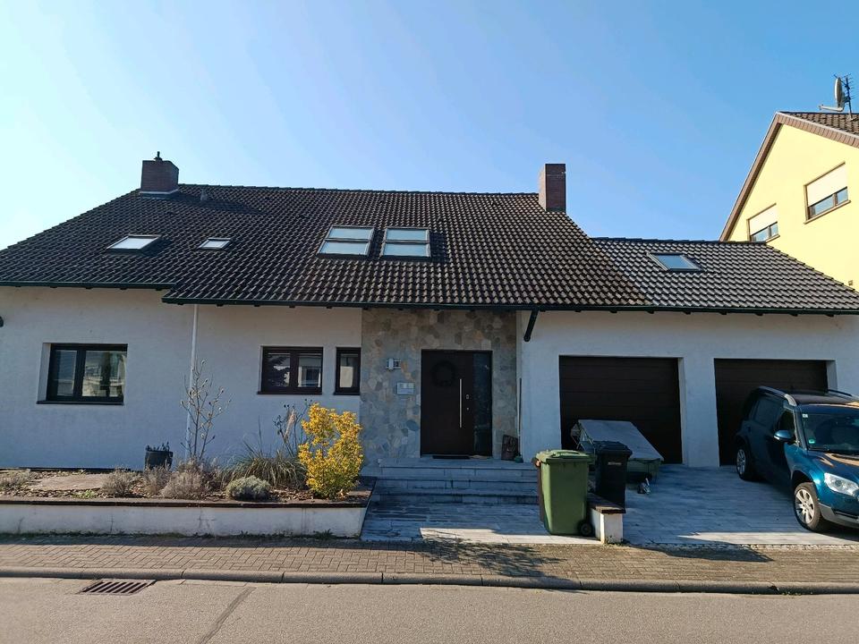 Thumbnail-Einfamilienhaus mit Doppelgarage und Einliegerwohnung