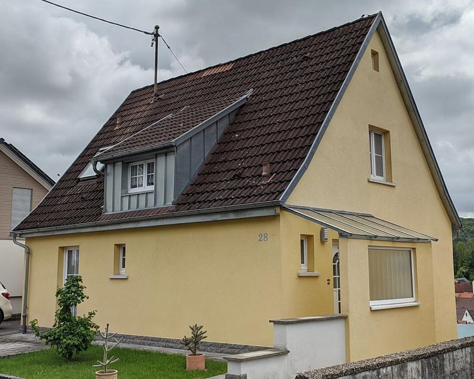 Thumbnail-Renoviertes Einfamilienhaus mit 2 Garagen und Garten