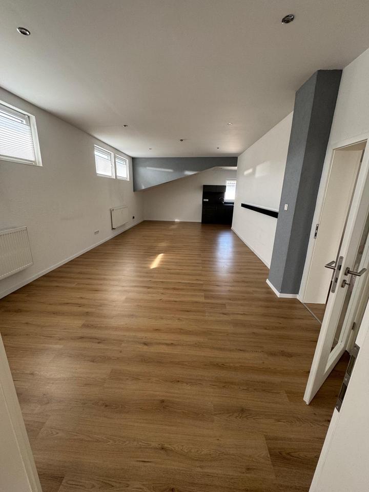 Thumbnail-Moderne 3 - Zimmer- Wohnung mit EBK & Balkon