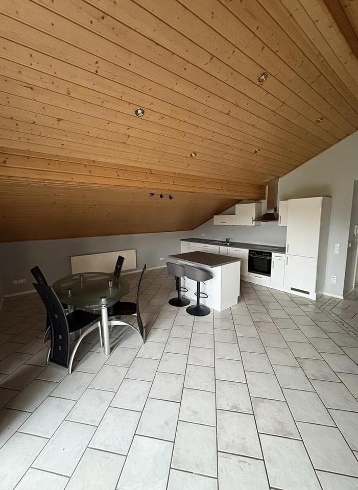 Thumbnail-Großzügige 5 Zimmer Wohnung mit Balkon