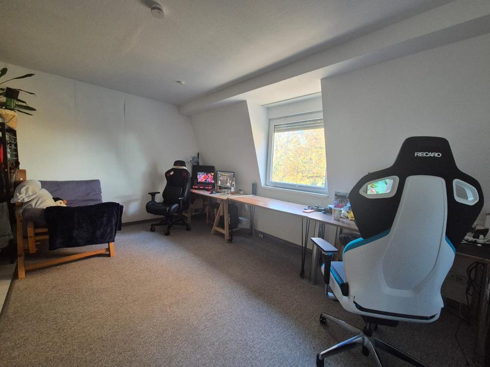 Thumbnail-40 m² Dachgeschoss Wohnung zur Untermiete für ein Jahr