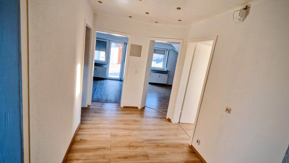 Thumbnail-Schicke 3 - Zimmer Wohnung mit Küche und Balkon
