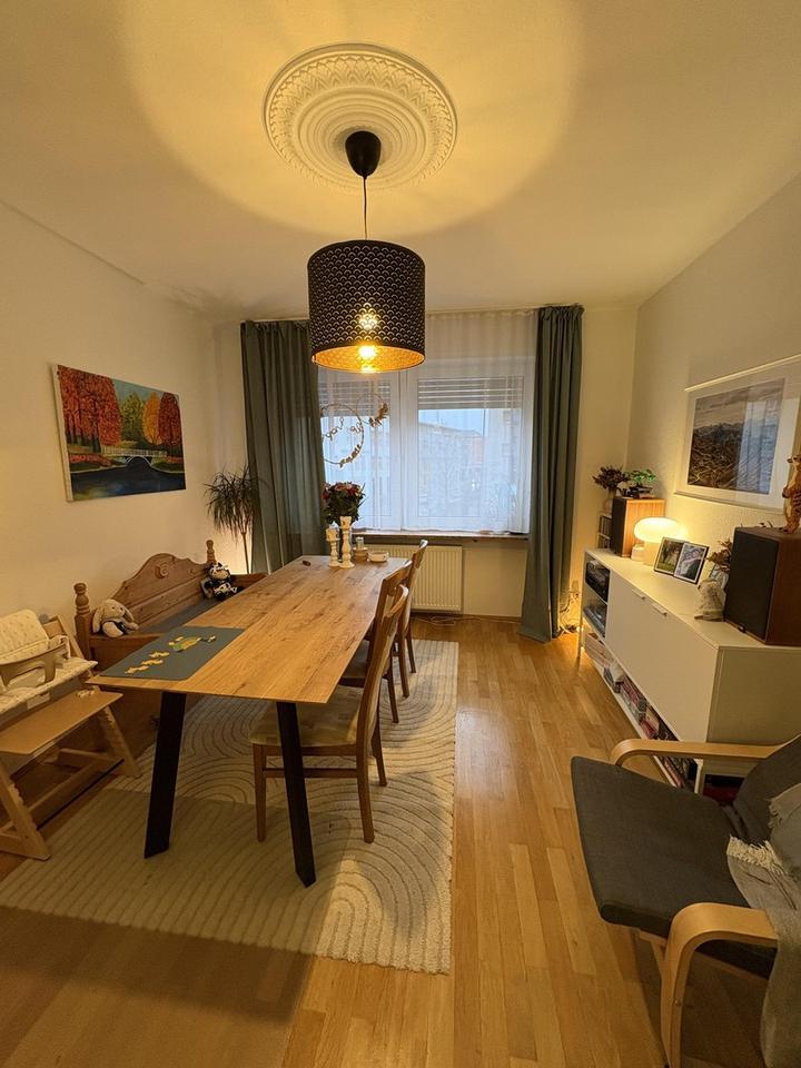 Thumbnail-Schöne Vierzimmer-Altbauwohnung mit Balkon in Innenstadtnähe