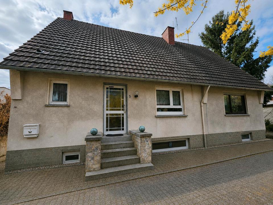 Thumbnail-Zweifamilienhaus in Irlich mit Nebengebäude und Potenzial